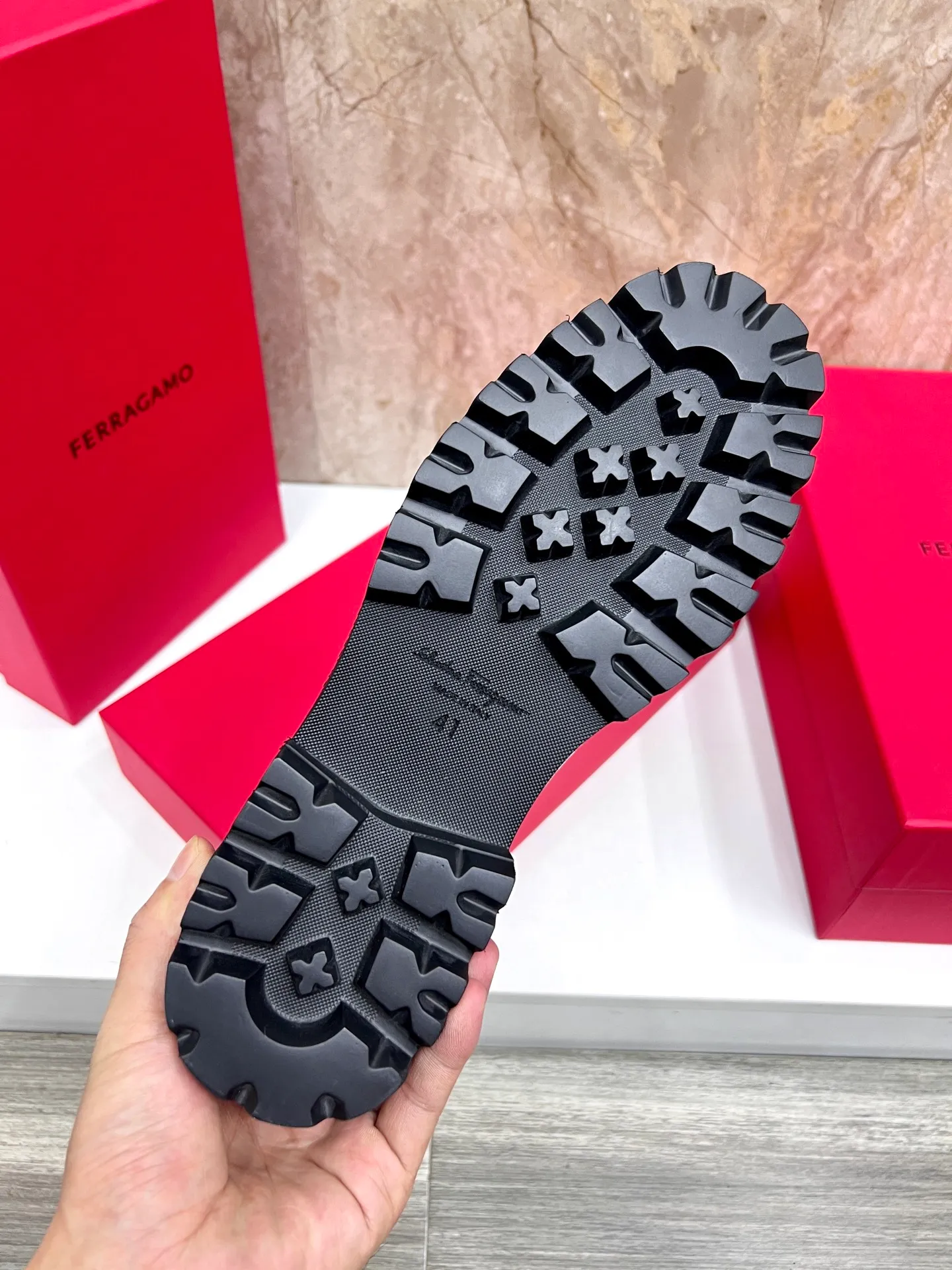 Original quality P580 Brand: Ferragamo Standard size: Men's size 38/44 (45.46 can be customized) Grade: Same style as the official website High-quality men's shoes Material: Customized first-layer calfskin with water-dyed cowhide lining Cowhide tiptoe Original non-slip and wear-resistant rubber outsole Style category: Men's formal business leather shoes are young and fashionable European and American trends British style Casual matching and comfortable feet Color: actual picture